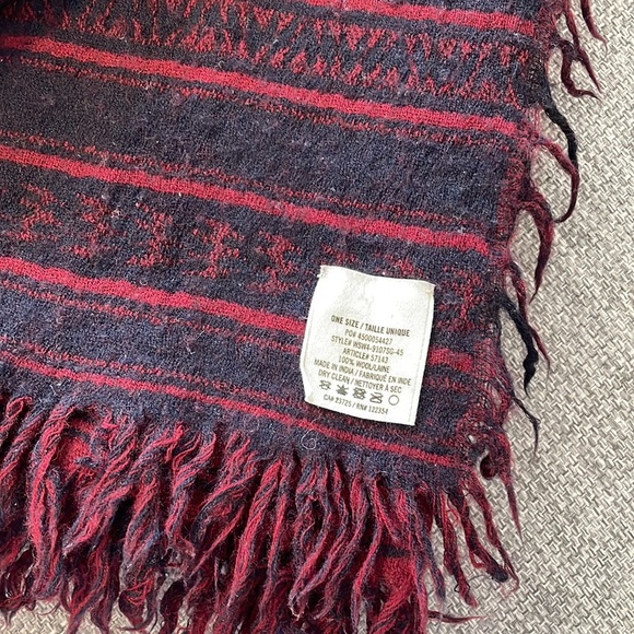 Aritzia Blanket Scarf - Picture 4 of 4